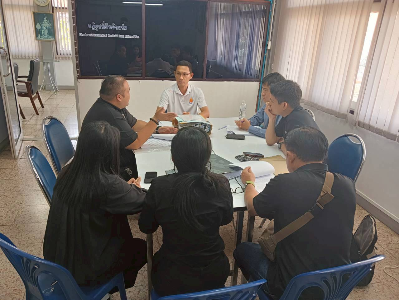 title - สำนักกฎหมาย มอบหมายเจ้าหน้าที่ให้การสนับสนุนข้อมูลและให้คำปรึกษาด้านกฎหมายและแนวทางปฏิบัติกรณีร้องขอความเป็นธรรมในพื้นที่เขตปฏิรูปที่ดินจังหวัดกาญจนบุรี